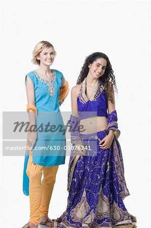 Porträt von zwei jungen Frauen beieinander stehen traditioneller Kleidung und Lächeln