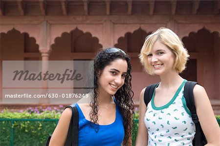 Portrait de deux jeunes femmes souriantes, Taj Mahal, Agra, Uttar Pradesh, Inde
