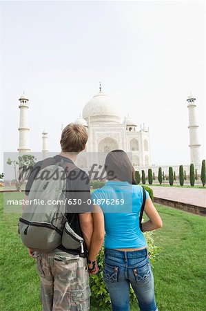 Vue arrière d'un jeune couple en regardant un mausolée, Taj Mahal Agra, Uttar Pradesh, Inde
