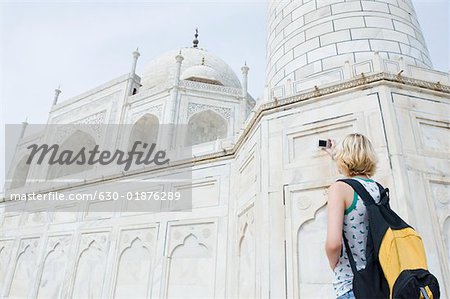 Rückansicht einer jungen Frau, die ein Bild von einem Mausoleum, Taj Mahal, Agra, Uttar Pradesh, Indien