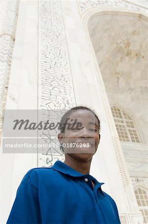 Porträt eines jungen Mannes, Lächeln, Taj Mahal, Agra, Uttar Pradesh, Indien