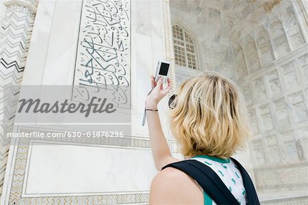 Rückansicht einer jungen Frau, die eine Aufnahme mit einer digitalen Kamera, Taj Mahal, Agra, Uttar Pradesh, Indien