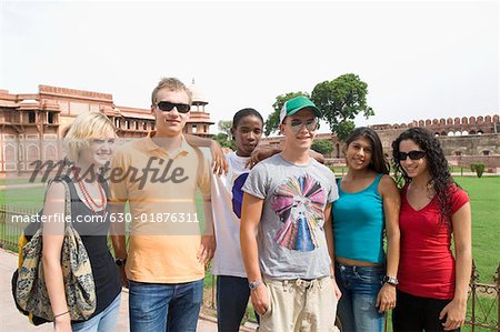 Portrait de trois jeunes couples debout devant un mausolée, Taj Mahal, Agra, Uttar Pradesh, Inde