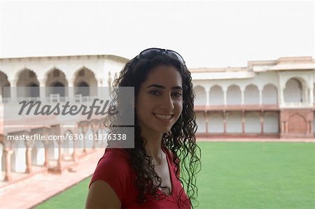 Porträt einer jungen Frau lächelnd Taj Mahal, Agra, Uttar Pradesh, Indien