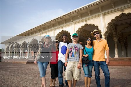 Portrait de trois jeunes couples debout devant un mausolée, Taj Mahal, Agra, Uttar Pradesh, Inde