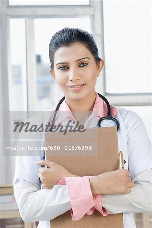Porträt eines weiblichen Arztes stehend mit einem Stethoskop um den Hals