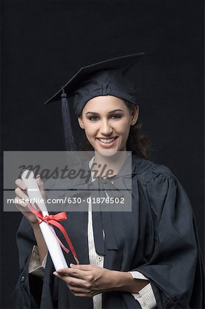 Portrait d'un jeune diplômé femme titulaire d'un diplôme