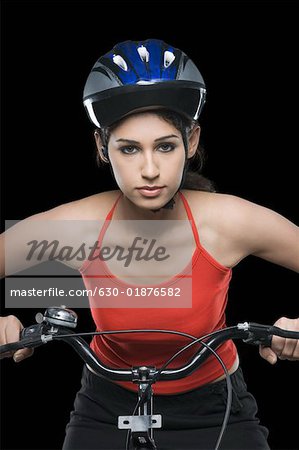 Portrait d'une jeune femme un vélo