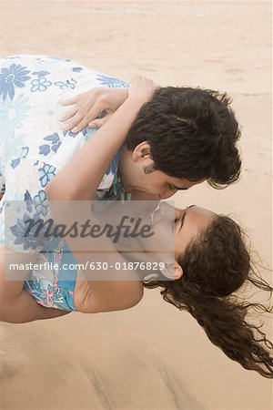 Jeune couple romancing sur la plage