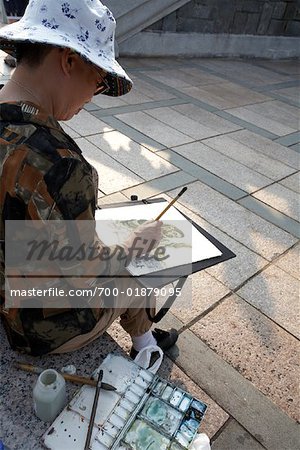 Femme sur banc peinture, monastère de Po Lin, Lantau Island, Hong Kong, Chine