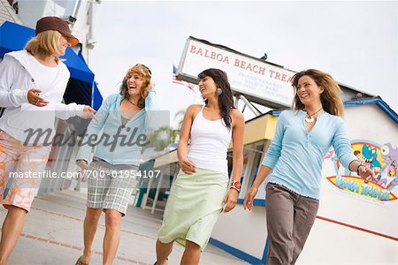 Groupe d'amis marchant sur le trottoir de bois