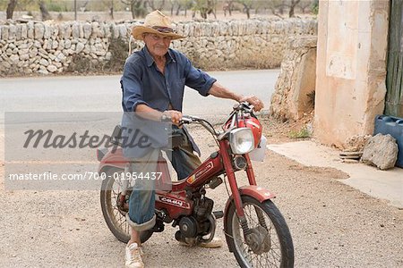 Portrait d'un homme sur un cyclomoteur, Majorque, Espagne
