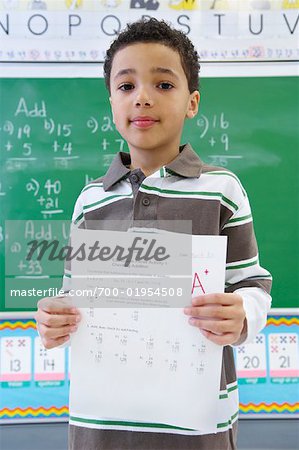 Portrait d'étudiant avec un A Plus sur un Test de mathématiques