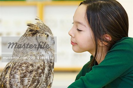 Portrait de jeune fille regardant Owl