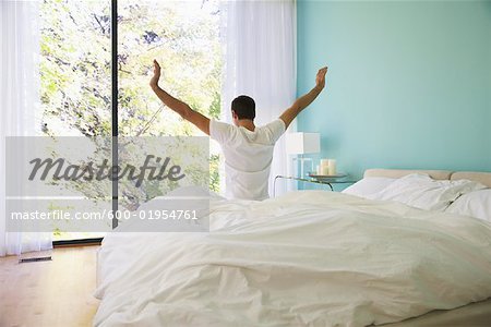 Mann im Bett aufwachen