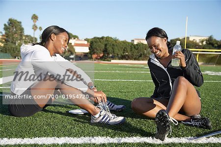 Athleten, die sitzen auf Feld