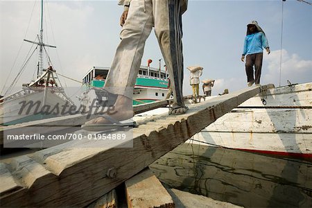 Gens de chargement des marchandises sur le bateau, Sunda Kelapa, nord de Jakarta, Jakarta, Java, Indonésie