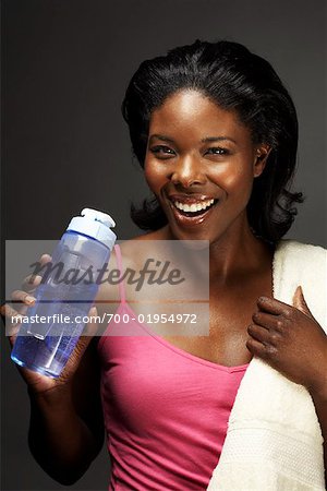 Portrait de femme avec une bouteille d'eau