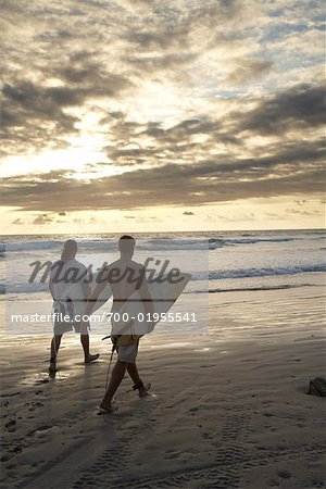 Surfeurs marchant sur la plage, Mal Pais, Province de Puntarenas, péninsule de Nicoya, Costa Rica