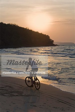 Homme cyclisme sur la plage, Sai Keaw Beach, Chonburi, Thaïlande