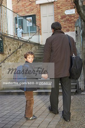 Vater Dropping Sohn Weg in der Schule, Paris, Frankreich