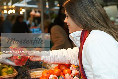 Femme au marché, Paris, France