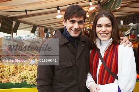 Paar am Markt, Paris, Frankreich