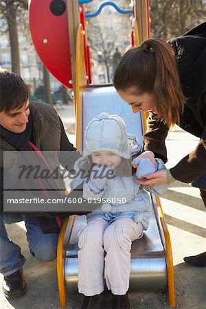 Eltern und Tochter am Spielplatz, Paris, Frankreich