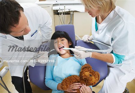 Fille au dentiste