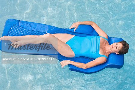 Femme sur le dispositif de flottaison en piscine, Florida, USA