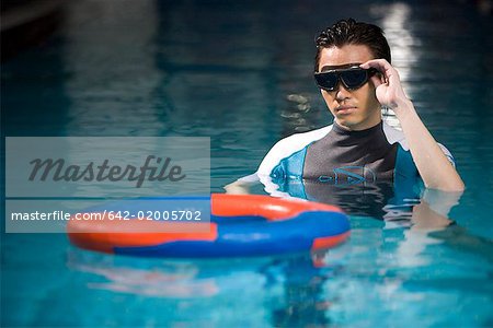 un homme nage portant une paire de lunettes