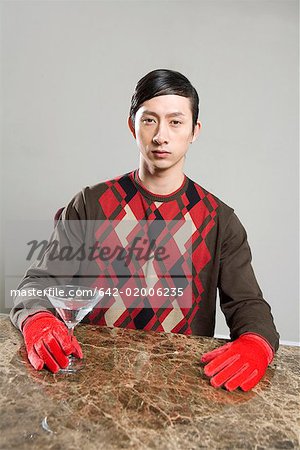 un homme fasionable avec des gants à boire