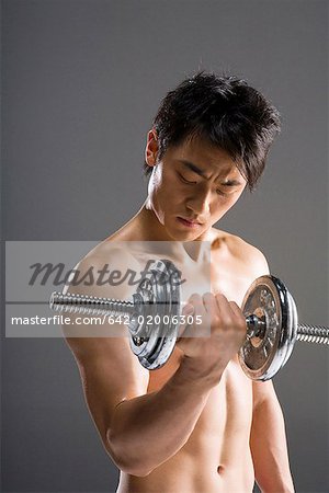 a man lifting the barbell