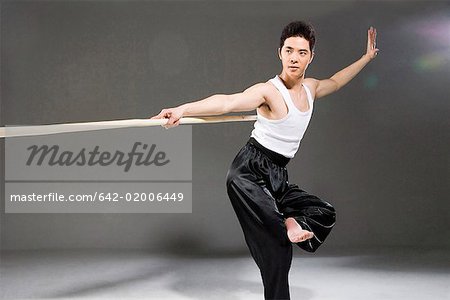 ein Mann, der einen chinesischen Stick üben