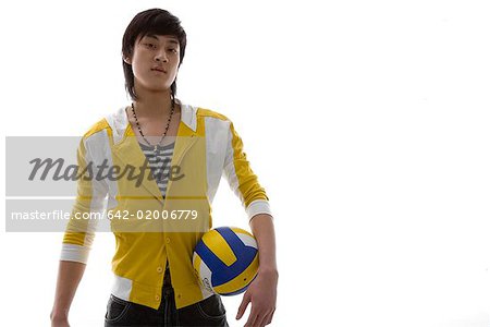 einen modischen Mann mit einem Volleyball in der hand