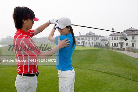 un golfeur mâle femelle d'enseignement