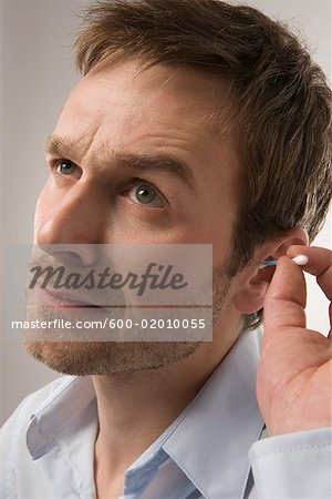 Nettoyage des oreilles homme