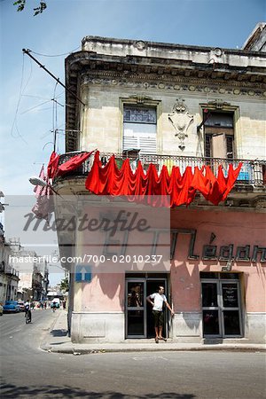 Mann stand außerhalb Restaurant, Havanna, Kuba