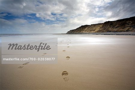 Empreintes de pas sur la plage, Norfolk, Angleterre