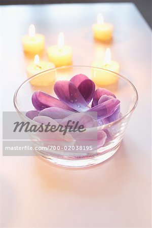 Krokus Blütenblätter und Kerzen