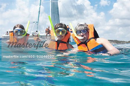 Famille, plongée en apnée par voilier, mer des Caraïbes