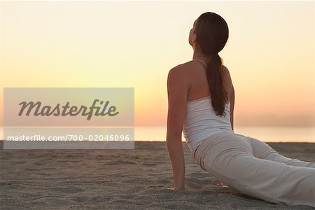 Frau tun Yoga am Strand