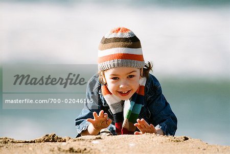 Enfant jouant sur la plage, Huntington Beach, Orange County, Californie, Etats-Unis