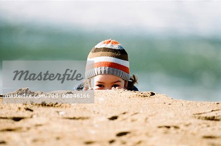 Kind spielen am Strand, Huntington Beach, Orange County, Kalifornien, USA