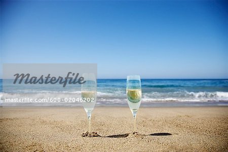 Champagner Flöten im Sand am Strand von Malibu, Kalifornien