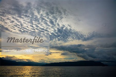 See bei Sonnenuntergang, See Toba, Sumatra, Indonesien
