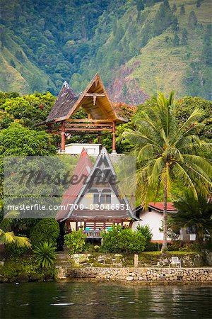 Bâtiments traditionnels sur les rives du lac, lac Toba, Sumatra, Indonésie