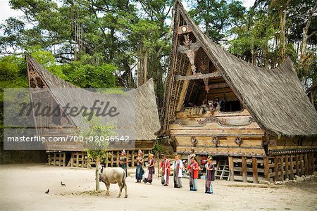 Traditioneller Tanz von traditionellen Gebäuden, Samosir Island, Sumatra, Indonesien