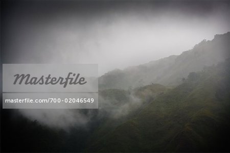 Nebel am Hang, Samosir Island, Sumatra, Indonesien