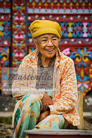 Portrait de femme en costume traditionnel, Pandai Sikat, Sumatra, Indonésie